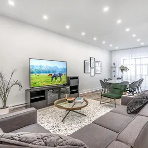 Spacious 5-bed Oasis In The Heart Of Downtown-5 Min To Bell Center, Free Parking , Montreal Canada